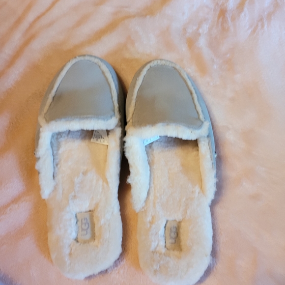 UGG Shoes Womens Ugg Slippers Size 1 Poshmark